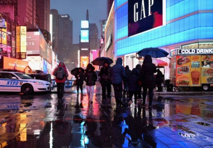 O femeie a murit, dupa ce a fost lovita de obiecte cazute de pe o cladire din apropiere de Times Square