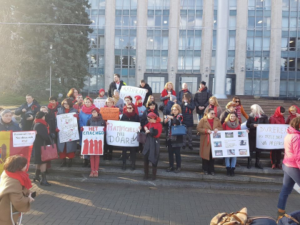 Protest in rosu in fata Guvernului. Deputatului ACUM, Dumitru Alaiba: „In fiecare zi, 30 de femei suna la politie pentru a se plange ca au fost agresate” - FOTO Protest in rosu in fata Guvernului. Deputatului ACUM, Dumitru Alaiba: „In fiecare zi, 30 de femei suna la politie pentru a se plange ca au fost agresate” - FOTO