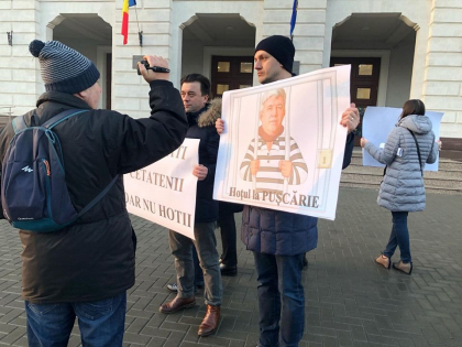 Protest in fata Procuraturii Generale. Oamenii care si-au cumparat apartamente de la o companie de constructie cer acesteia sa incheie lucrarile cat mai curand - FOTO Protest in fata Procuraturii Generale. Oamenii care si-au cumparat apartamente de la o companie de constructie cer acesteia sa incheie lucrarile cat mai curand - FOTO