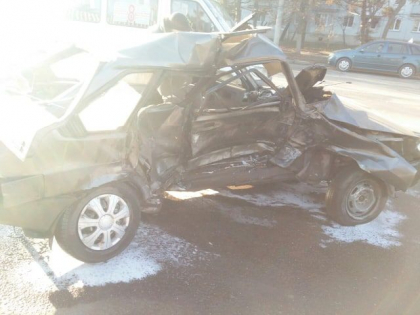 Accident groaznic la Balti. Un BMW si un VAZ s-au ciocnit violent. Vehiculele - facute zob. Unul dintre soferi, transportat in stare foarte grava la spital. Imagini de la fata locului