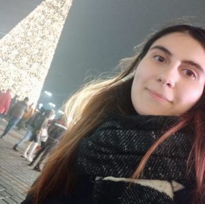 Ultima ora. Fiica fostului director de la „Orizont”, profesoara intr-un liceu de la Bucuresti, retinuta in Romania in baza unui mandat de extradare emis de autoritatile regimului Erdogan Ultima ora. Fiica fostului director de la „Orizont”, profesoara intr-un liceu de la Bucuresti, retinuta in Romania in baza unui mandat de extradare emis de autoritatile regimului Erdogan