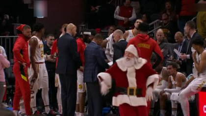 Mos Craciun a ajuns mai devreme in NBA, dar nu s-a simtit bine printre baschetbalisti. Mosul i-a facut sa rada pe fanii din Atlanta Mos Craciun a ajuns mai devreme in NBA, dar nu s-a simtit bine printre baschetbalisti. Mosul i-a facut sa rada pe fanii din Atlanta