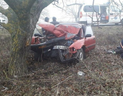 Un barbat a decedat, dupa ce a adormit la volan si s-a izbit cu automobilul de un copac, la Rezina Un barbat a decedat, dupa ce a adormit la volan si s-a izbit cu automobilul de un copac, la Rezina