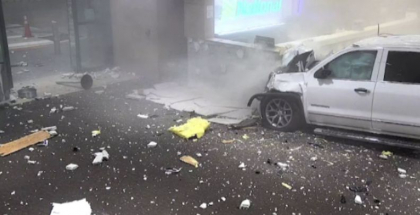 Panica in Florida. Un sofer drogat a trecut cu masina prin peretele aeroportului Panica in Florida. Un sofer drogat a trecut cu masina prin peretele aeroportului