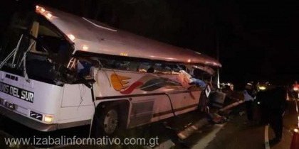 Cel putin 20 de morti intr-o coliziune dintre un autocar si un camion Cel putin 20 de morti intr-o coliziune dintre un autocar si un camion