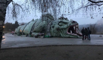 Cine este proprietarul soparlei uriase si cum a ajuns in fata Circului - Zdg.md Cine este proprietarul soparlei uriase si cum a ajuns in fata Circului - Zdg.md