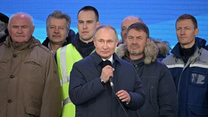 Vladimir Putin a dat startul traficului feroviar pe podul care leaga Rusia de peninsula Crimeea. Presedintele rus a verificat personal traseul, aflandu-se in cabina masinistului - VIDEO