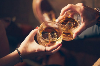 Opt morti si 300 de persoane in spital, dupa ce au baut vin. Medicii chemati din concediu Opt morti si 300 de persoane in spital, dupa ce au baut vin. Medicii chemati din concediu
