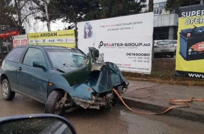 Accident mortal la Posta Veche. Un sofer s-a stins, dupa ce masina in care se afla s-a izbit violent de un panou publicitar Accident mortal la Posta Veche. Un sofer s-a stins, dupa ce masina in care se afla s-a izbit violent de un panou publicitar