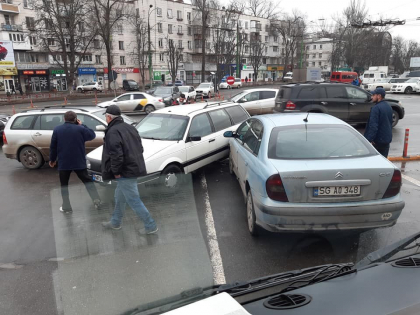 Accident in lant, la Botanica. 3 masini s-au ciocnit, iar la intersectie s-au format ambuteiaje - FOTO