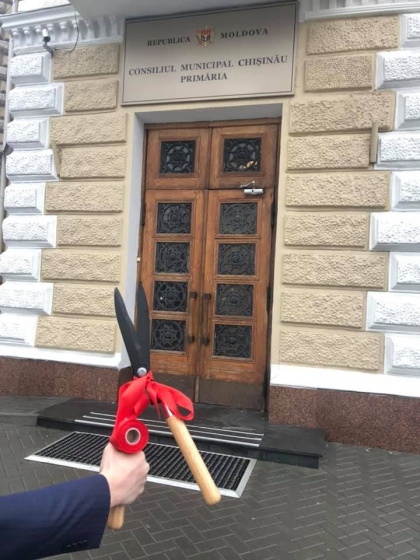 Ruslan Codreanu i-a adus un cadou de Craciun lui Ion Ceban: "Sa-i ajunga un an inainte pentru toate proiectele la care n-a lucrat" Ruslan Codreanu i-a adus un cadou de Craciun lui Ion Ceban: "Sa-i ajunga un an inainte pentru toate proiectele la care n-a lucrat"