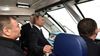 Putin, in primul tren dintre Rusia si Crimeea. UE critica deschiderea traficului feroviar Putin, in primul tren dintre Rusia si Crimeea. UE critica deschiderea traficului feroviar