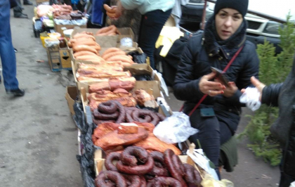 Produse expirate, fara certificate si pastrate in conditii insalubre. Inainte de sarbatori, inspectorii de la ANSA au dat buzna in pietele din capitala. Ce au gasit acolo - FOTO Produse expirate, fara certificate si pastrate in conditii insalubre. Inainte de sarbatori, inspectorii de la ANSA au dat buzna in pietele din capitala. Ce au gasit acolo - FOTO