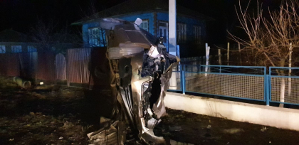 A urcat beat la volan, a distrus un gard si s-a rasturnat cu automobilul. Dezastrul produs de un sofer pe un drum din Chetrosu. Barbatul - transportat la spital