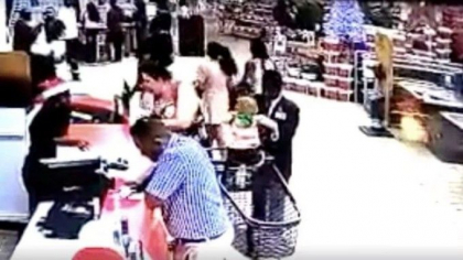 Imagini halucinante cu un paznic care fura un copil dintr-un carucior de cumparaturi