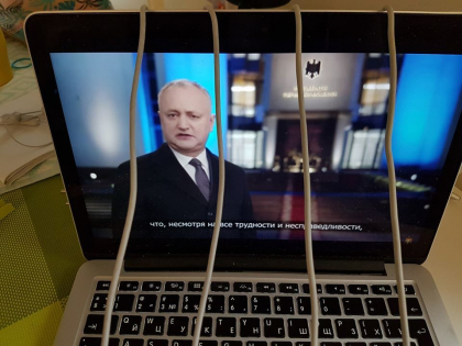 Dumitru Alaiba provoaca internautii: "Decat sa-i punem prosoape in cap, haideti sa-l punem mai bine dupa gratii. Puteti folosi cabluri, sireturi, gratare" - FOTO Dumitru Alaiba provoaca internautii: "Decat sa-i punem prosoape in cap, haideti sa-l punem mai bine dupa gratii. Puteti folosi cabluri, sireturi, gratare" - FOTO