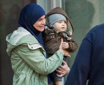 O moldoveanca, impreuna cu cei doi copii ai sai, s-a intors in tara dupa ce timp de un an s-a aflat in tabara pentru refugiati ”Al-Hawl” din Siria. Dodon ii multumeste lui Erdogan - FOTO