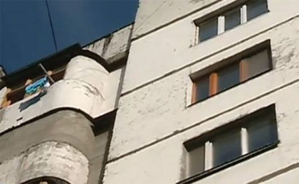 Tragedie de Craciun. Un adolescent a murit, dupa ce s-a aruncat in gol de pe un bloc din sectorul Rascani al capitalei. Ce spune politia Tragedie de Craciun. Un adolescent a murit, dupa ce s-a aruncat in gol de pe un bloc din sectorul Rascani al capitalei. Ce spune politia