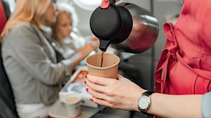 Decizie neobisnuita a justitiei europene: Puteti cere daune companiei aeriene din cauza cafelei fierbinti de la bord