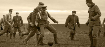 Cea mai frumoasa poveste de Craciun! Seara miraculoasa in care nemtii si englezii au jucat fotbal in plin razboi Cea mai frumoasa poveste de Craciun! Seara miraculoasa in care nemtii si englezii au jucat fotbal in plin razboi