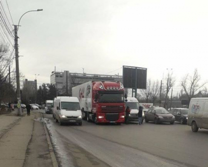 Accident matinal pe o sosea din capitala. Pe strada s-au format ambuteiaje - FOTO Accident matinal pe o sosea din capitala. Pe strada s-au format ambuteiaje - FOTO