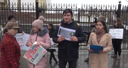 Flashmob in fata presedintiei. Tinerii din PPDA, nemultumiti de cheltuielile pentru institutia prezidentiala, de la 17 milioane de lei - la 35: "Sunt oameni care au nevoie de acesti bani"