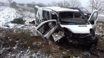 Oamenii legii vin cu detalii, privind accidentul de la Ocnita: barbatul care a decedat era pasager in una dintre masini si avea 70 de ani. Celelalte 3 persoane au fost internate in spital Oamenii legii vin cu detalii, privind accidentul de la Ocnita: barbatul care a decedat era pasager in una dintre masini si avea 70 de ani. Celelalte 3 persoane au fost internate in spital