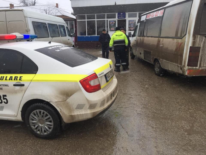 Raiduri la autogarile din tara si pe soselele nationale. Politistii verifica daca soferii de microbuze de ruta si-au echipat vehiculele cu anvelope de iarna - GALERIE FOTO Raiduri la autogarile din tara si pe soselele nationale. Politistii verifica daca soferii de microbuze de ruta si-au echipat vehiculele cu anvelope de iarna - GALERIE FOTO