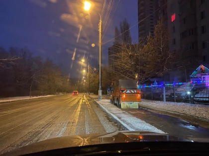 Ion Ceban: "Toata tehnica este in teren pentru a imprastia material antiderapant si a curata strazile" - GALERIE FOTO