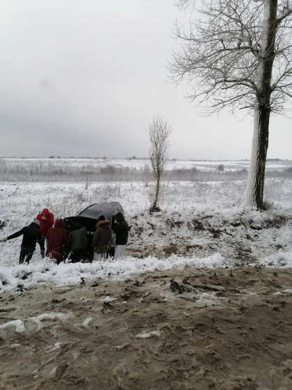 Un sofer a derapat cu masina pe sosea si a ajuns intr-un sant, la Rezina - GALERIE FOTO
