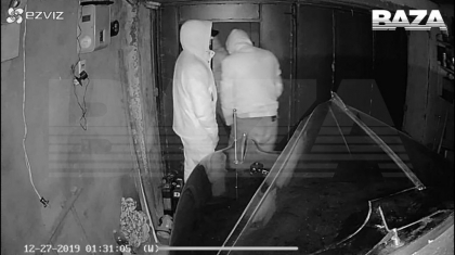 O limuzina blindata, care apartinea lui Stalin, a fost furata la Moscova. Sase indivizi, surprinsi de camerele de supraveghere in timp ce scoteau masina din garaj, cautati de oamenii legii - FOTO O limuzina blindata, care apartinea lui Stalin, a fost furata la Moscova. Sase indivizi, surprinsi de camerele de supraveghere in timp ce scoteau masina din garaj, cautati de oamenii legii - FOTO