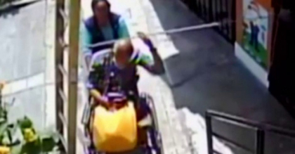 Gest inexplicabil facut de un batran in scaun cu rotile dupa ce a trecut pe sub o scara Gest inexplicabil facut de un batran in scaun cu rotile dupa ce a trecut pe sub o scara