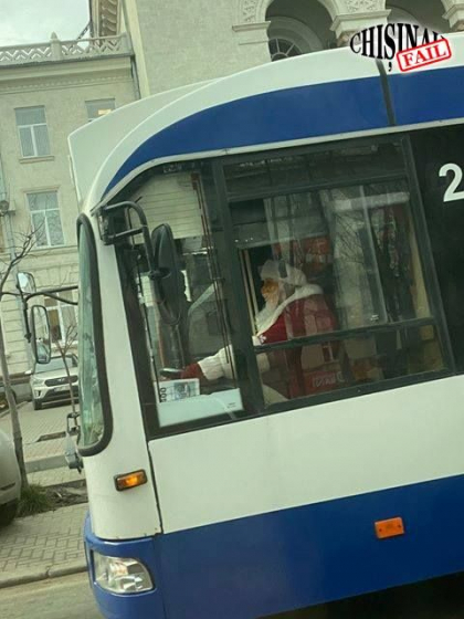 La munca - in costum de Mos Craciun. Cum a fost surprins soferul unui troleibuz pe strazile capitalei La munca - in costum de Mos Craciun. Cum a fost surprins soferul unui troleibuz pe strazile capitalei