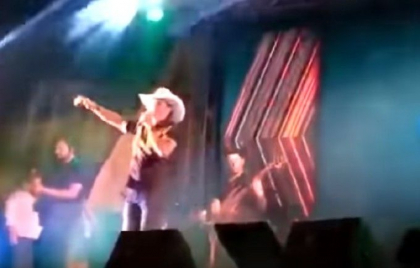 Momentul in care un cantaret moare pe scena, cu microfonul in mana - VIDEO