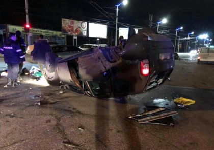 Accident groaznic in noaptea de Revelion. O masina s-a rasturnat dupa ce s-a ciocnit puternic cu un Mercedes pe bulevardul Dacia. Sunt raniti - GALERIE FOTO