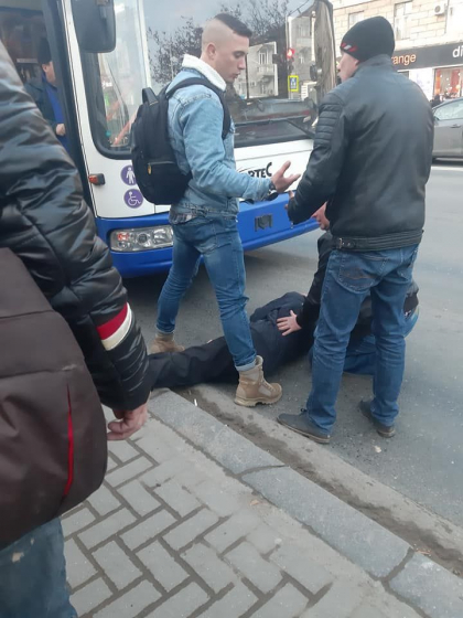 Barbat lovit de un troleibuz pe o strada din capitala - FOTO Barbat lovit de un troleibuz pe o strada din capitala - FOTO