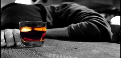 Un barbat a murit, iar altul a incercat sa-si puna capat zilelor dupa ce au consumat alcool timp de 5 zile la rand Un barbat a murit, iar altul a incercat sa-si puna capat zilelor dupa ce au consumat alcool timp de 5 zile la rand
