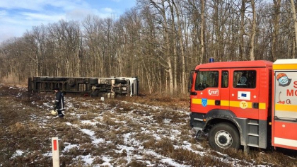 Un camion s-a rasturnat pe soseaua Chisinau-Leuseni. Politia, ambulanta si pompierii - la fata locului - GALERIE FOTO Un camion s-a rasturnat pe soseaua Chisinau-Leuseni. Politia, ambulanta si pompierii - la fata locului - GALERIE FOTO