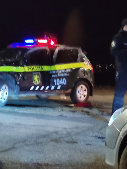 Accident pe o strada din capitala. O masina de politie a fost lovita dupa ce un sofer nu i-a acordat prioritate - GALERIE FOTO