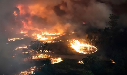 O fetita ramasa orfana primeste casca de pompier a tatalui sau, ucis in incendiile din Australia - VIDEO O fetita ramasa orfana primeste casca de pompier a tatalui sau, ucis in incendiile din Australia - VIDEO