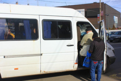 Sase sau chiar zece lei - atat cer administratorii microbuzelor de ruta sa coste o calatorie prin Chisinau. Ce spun acestia