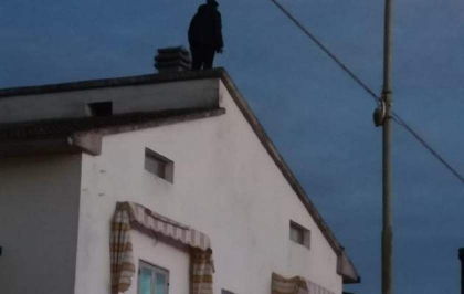 Un roman s-a urcat pe casa patronului italian si a amenintat ca-si da foc, neplatit de mai multe luni Un roman s-a urcat pe casa patronului italian si a amenintat ca-si da foc, neplatit de mai multe luni