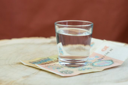 Un om de afaceri rus a incercat sa mituiasca un politician cu 10.000 de doalri si o sticla de votca Un om de afaceri rus a incercat sa mituiasca un politician cu 10.000 de doalri si o sticla de votca