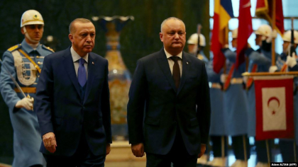 Cine plateste pentru cadouri si felicitari? - Europa Libera Cine plateste pentru cadouri si felicitari? - Europa Libera