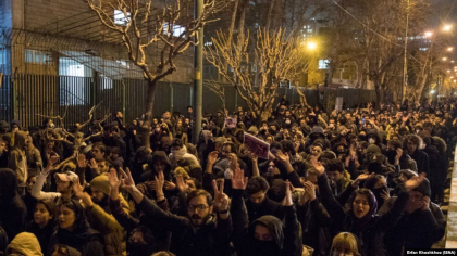 In Iran sute de studenti au iesit la protest pentru a cere pedepsirea vinovatilor in prabusirea avionului ucrainean - VIDEO In Iran sute de studenti au iesit la protest pentru a cere pedepsirea vinovatilor in prabusirea avionului ucrainean - VIDEO