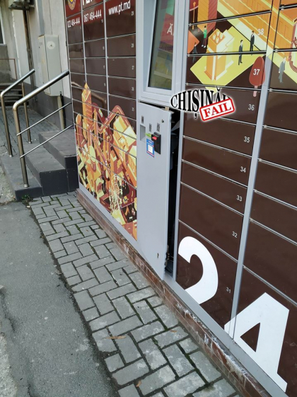 Un terminal, vandalizat pe o strada din capitala - FOTO Un terminal, vandalizat pe o strada din capitala - FOTO