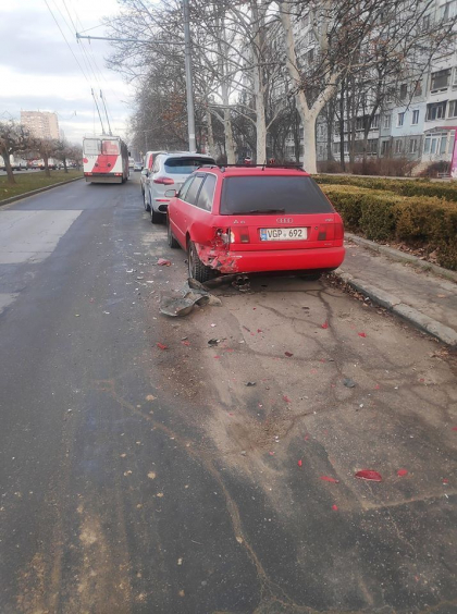 Un locuitor al capitalei s-a trezit cu masina grav avariata. Ce spun oamenii legii