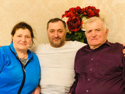 Vlad Filat, in vizita la parintii sai: „Cel mai bine este acasa” - FOTO