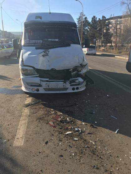 Patru persoane au ajuns la spital, dupa ce cele doua microbuze in care se aflau s-au ciocnit violent, la Hancesti - GALERIE FOTO