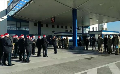 Uratura inedita la punctul de trecere comun Palanca: "Aho, aho stimati cetateni, voi, moldoveni si ucraineni, in ajunul lui sfantul Vasile, Fanfara Politiei de Frontiera va ureaza de mult bine!" - VIDEO Uratura inedita la punctul de trecere comun Palanca: "Aho, aho stimati cetateni, voi, moldoveni si ucraineni, in ajunul lui sfantul Vasile, Fanfara Politiei de Frontiera va ureaza de mult bine!" - VIDEO